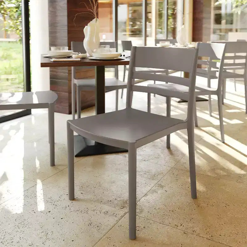 Lot de 2 chaises de patio empilables intérieur-extérieur avec dossier à lattes, chaise commerciale en résine tout temps