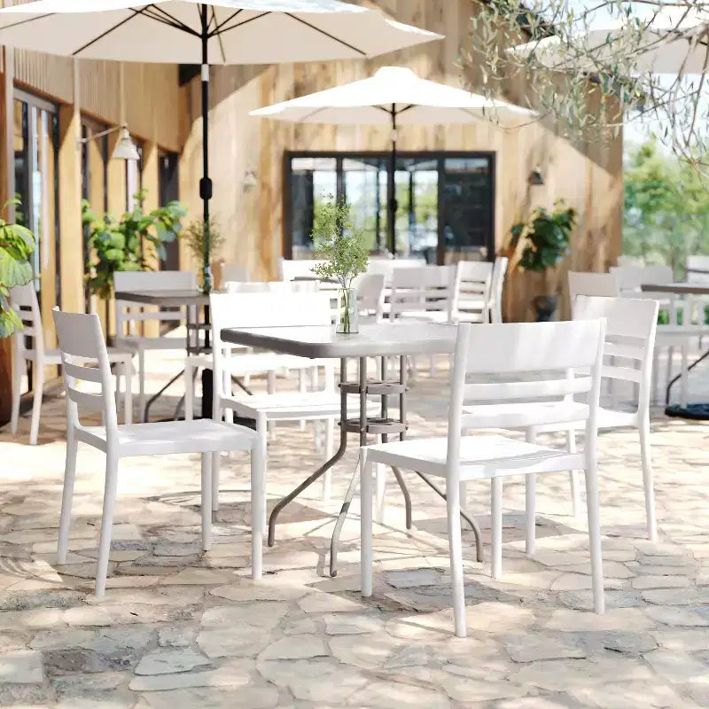 Lot de 2 chaises de patio empilables intérieur-extérieur avec dossier à lattes, chaise commerciale en résine tout temps
