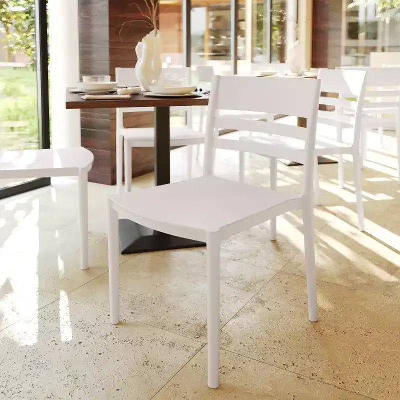 Lot de 2 chaises de patio empilables intérieur-extérieur avec dossier à lattes, chaise commerciale en résine tout temps