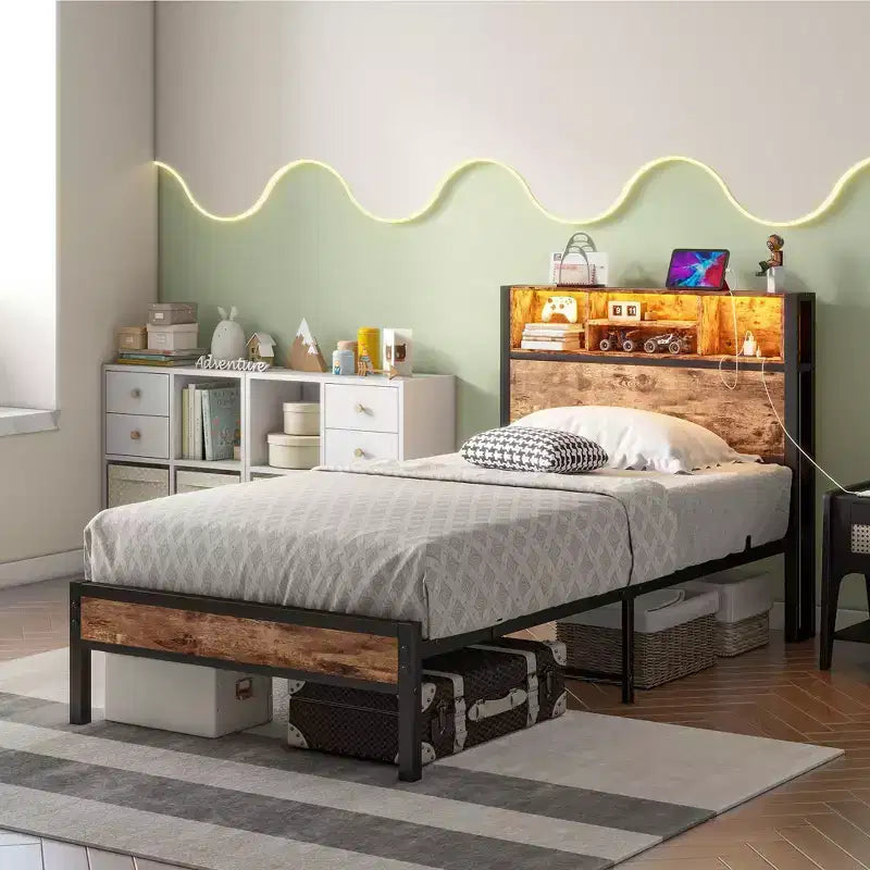 Cadre de lit plateforme moderne en métal, taille double, avec tête de lit de rangement, station de recharge et lumières LED