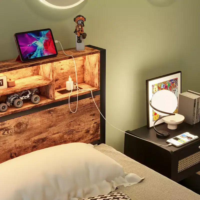 Cadre de lit plateforme moderne en métal, taille double, avec tête de lit de rangement, station de recharge et lumières LED