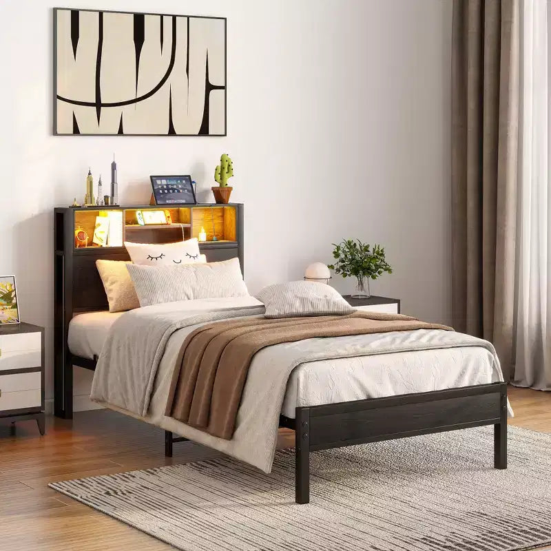 Cadre de lit plateforme moderne en métal, taille double, avec tête de lit de rangement, station de recharge et lumières LED