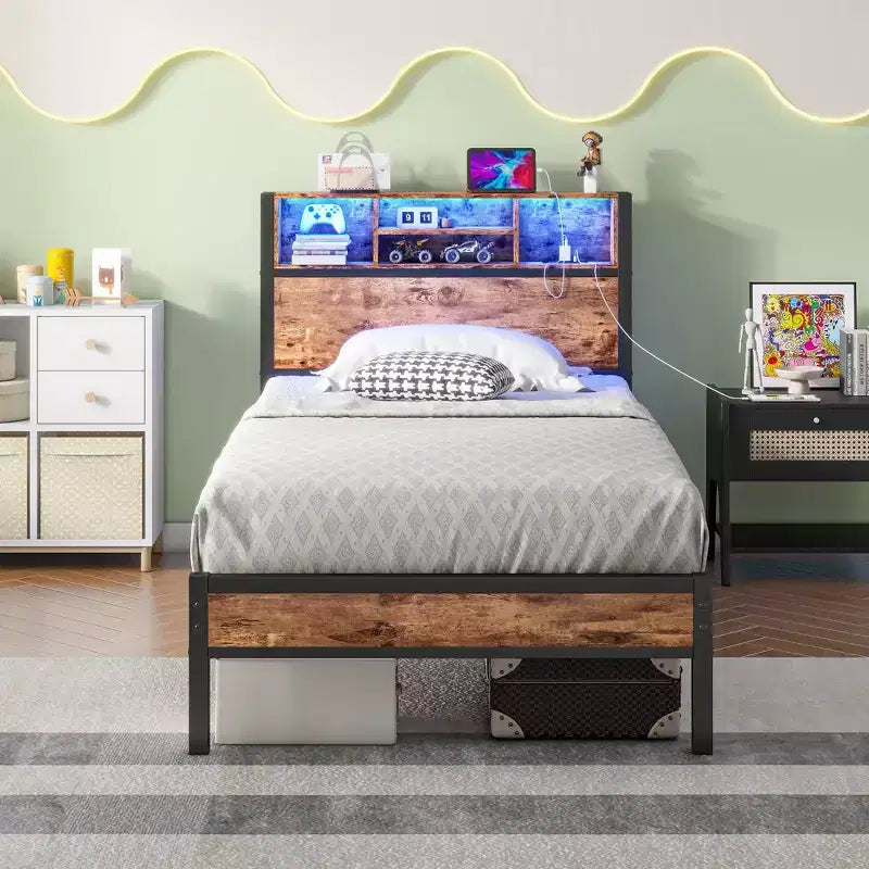 Cadre de lit plateforme moderne en métal, taille double, avec tête de lit de rangement, station de recharge et lumières LED