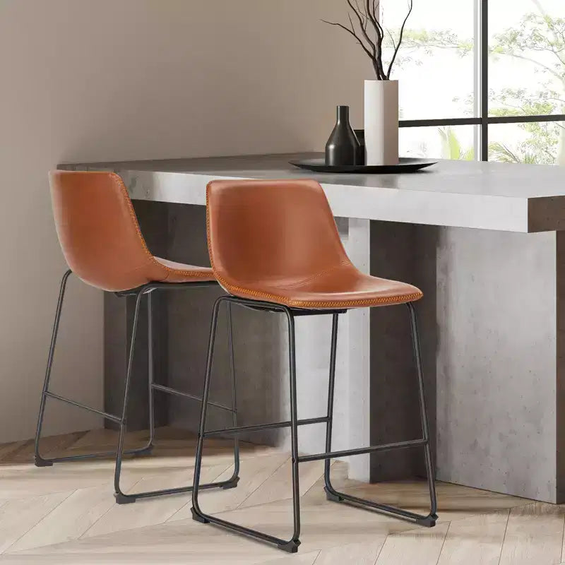 Lot de 2 tabourets de bar industriels rembourrés avec pieds et repose-pieds en métal, chaises de comptoir sans accoudoirs en similicuir pour salles à manger